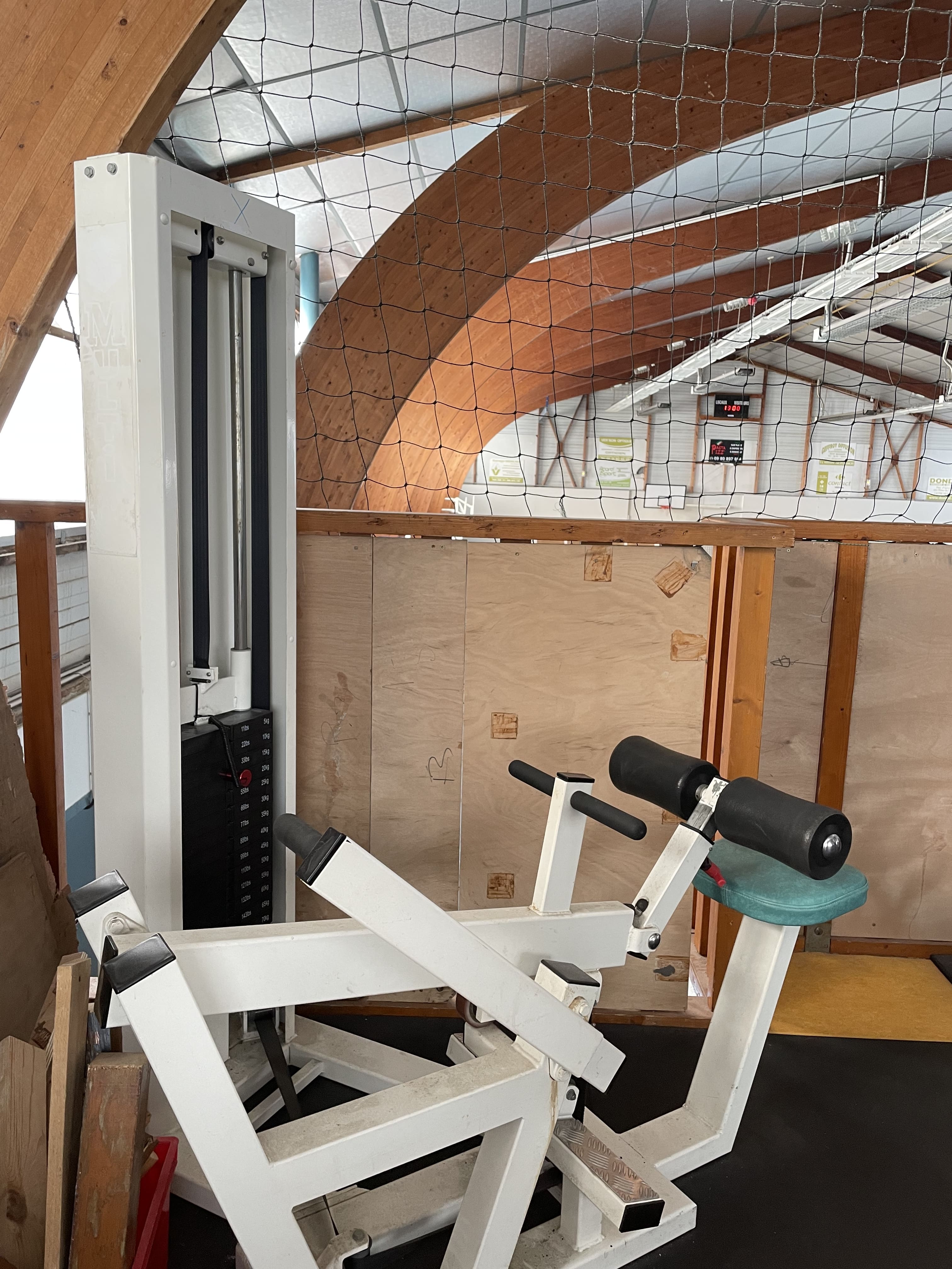 Machine pour les mollets assis